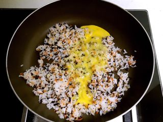 15、甜虾饭团,加入鸡蛋液