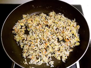 16、甜虾饭团,翻炒均匀，使每个米粒都裹上鸡蛋液