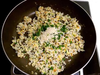 17、甜虾饭团,加入香葱末和熟芝麻