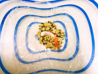 20、甜虾饭团,在炒饭上加入一个甜虾，包裹起来，尽量包得紧实点