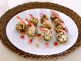 21、甜虾饭团,甜虾饭团做好了，撒上几粒石榴点缀一下，甜虾饭团色彩斑斓，口感超棒，外形美观，非常适合宝宝食用~