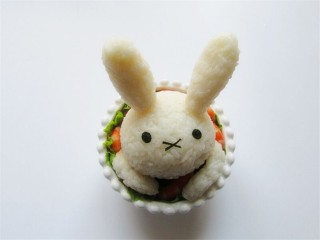 8、米菲兔杯子趣味餐,把耳朵插上手指饼干把耳朵固定起来，如果是成人食用，可用牙签固定，提示儿童食用禁用牙签，防止误吞