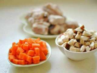 1、排骨焖饭,排骨焯水去血水，胡萝卜和香菇切成丁儿。