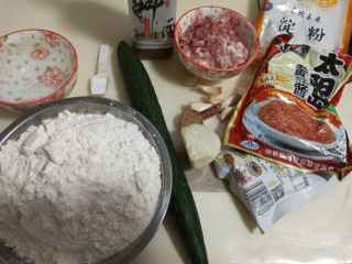 1、手擀炸酱面,准备原料