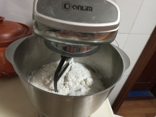 2、手擀炸酱面,厨师机内放入清水,面粉,盐,四档揉面十分钟