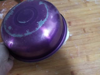 3、手擀炸酱面,取出醒面十分钟