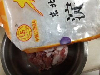 5、手擀炸酱面,淀粉拌匀腌制入味