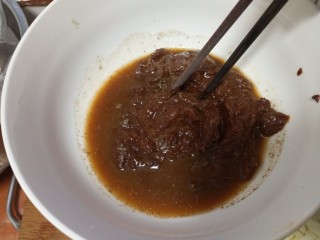 6、手擀炸酱面,甜面酱,豆瓣酱,加胡椒粉,加水调匀备用