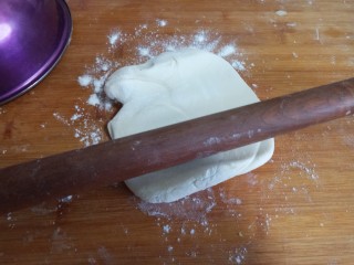 7、手擀炸酱面,取出面团