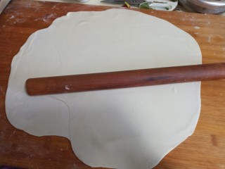 8、手擀炸酱面,擀成2mm厚的大饼