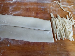 9、手擀炸酱面,卷起切条