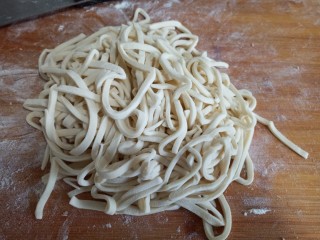 10、手擀炸酱面,撒上干面抖开