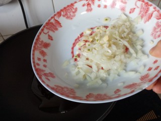 13、手擀炸酱面,放入洋葱蒜末炒香