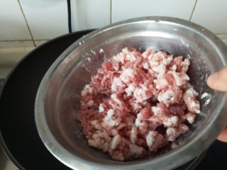 14、手擀炸酱面,放入肉馅炒到变色