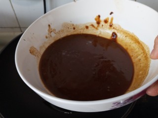 15、手擀炸酱面,放入酱汁煮到冒泡