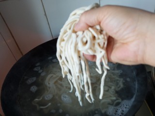 16、手擀炸酱面,水开放入面条煮到半透明