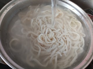 17、手擀炸酱面,捞出来冲一遍清水