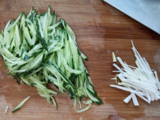 18、手擀炸酱面,黄瓜切丝,葱切丝