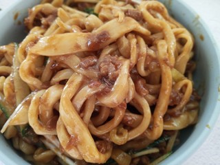 19、手擀炸酱面,面条放入黄瓜丝,葱丝,肉酱拌匀