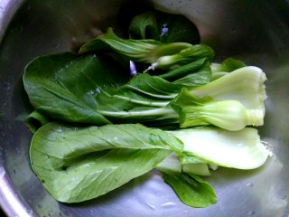 1、香菇猪肉炸酱面,油菜掰开洗净