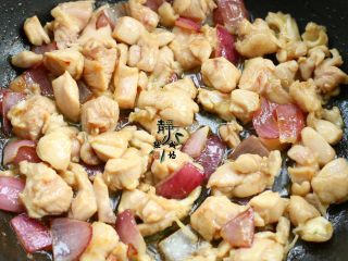 5、南瓜香菇鸡腿焖饭,接着下腌制好的鸡腿肉继续翻炒至变色，要不断用锅铲翻炒，防止巴锅。