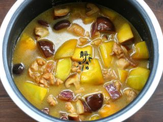 8、南瓜香菇鸡腿焖饭,接着把炒好的鸡腿香菇南瓜一股脑地全部倒进电饭煲中，稍稍搅拌一下，让盐味均匀。