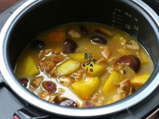 9、南瓜香菇鸡腿焖饭,把电饭煲内胆安好