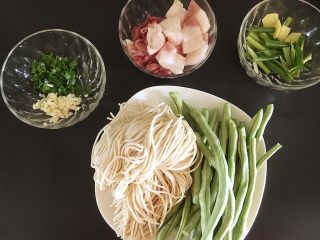 1、豆角焖面,准备用料：切肉片时将肥肉和瘦肉分开切，葱姜切段，蒜切末待用。