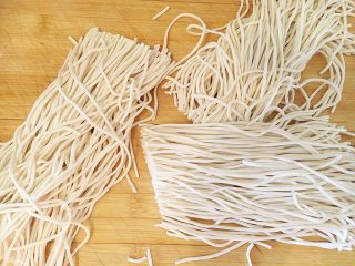 2、豆角焖面,面条太长也切成20cm左右的长度。