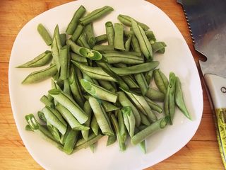 3、豆角焖面,扁豆切段。