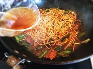 13、豆角焖面,可以把预留的汤汁分次淋入。