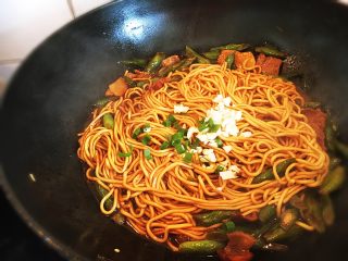 14、豆角焖面,拌匀面条收干汤汁最后加蒜末，也可以加一点香油提香。