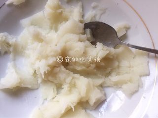 2、山药发面饼,捣成泥后稍微晾凉一些。
