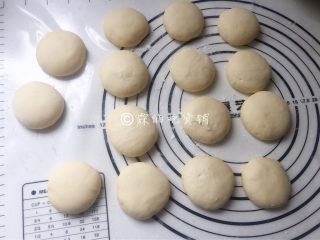 9、山药发面饼,再次静置发酵半小时左右，直到轻轻触碰有一种很松软的感觉就可以了。
