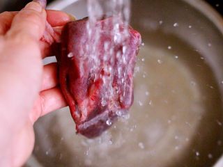 5、生滚菠菜猪肝羹,猪肝用清水冲洗干净后