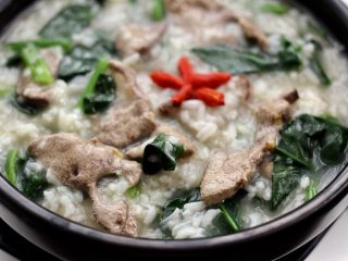 14、生滚菠菜猪肝羹,盛到器皿里