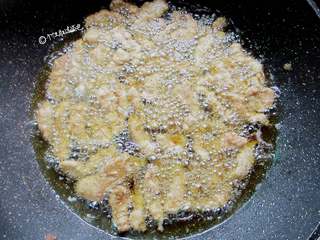 8、炸酥肉,全部炸完后，升高油温，再快速过油炸一次，这样能保证酥肉外酥里嫩。