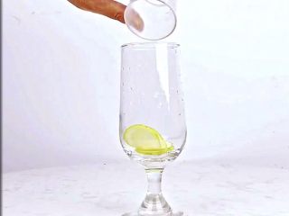 2、微醺解暑不易醉，一支细腻的饮品，比香槟还好喝！,杯中放入几片香水柠檬
