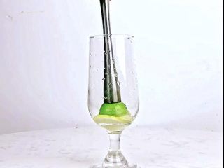 3、微醺解暑不易醉，一支细腻的饮品，比香槟还好喝！,用调酒压棒捣碎，捣出果汁