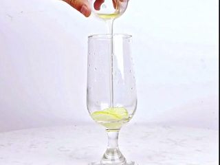 4、微醺解暑不易醉，一支细腻的饮品，比香槟还好喝！,倒入竹蔗冰糖糖浆