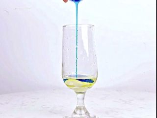 5、微醺解暑不易醉，一支细腻的饮品，比香槟还好喝！,倒入蓝柑糖浆