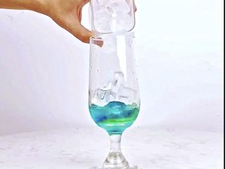 6、微醺解暑不易醉，一支细腻的饮品，比香槟还好喝！,倒入适量冰块