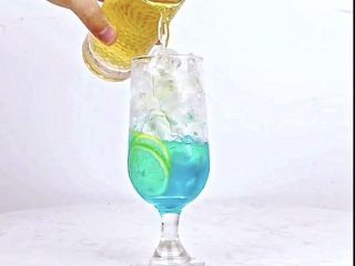 7、微醺解暑不易醉，一支细腻的饮品，比香槟还好喝！,沿冰块倒入茉莉绿茶茶汤