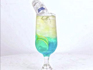 8、微醺解暑不易醉，一支细腻的饮品，比香槟还好喝！,将白伏特加酒开瓶。斜放入杯中