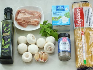 1、奶油蘑菇培根意面,准备好所需食材