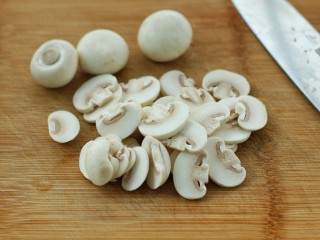 2、奶油蘑菇培根意面,口蘑洗净切片