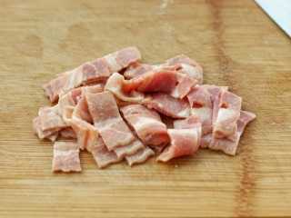 3、奶油蘑菇培根意面,培根切成小片