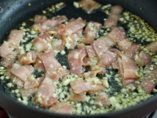 7、奶油蘑菇培根意面,接着放入培根炒至透明状