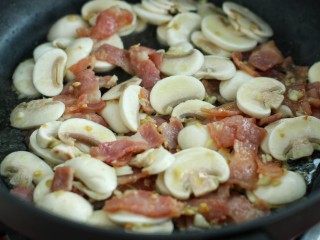 8、奶油蘑菇培根意面,再放入口蘑炒一、两分钟