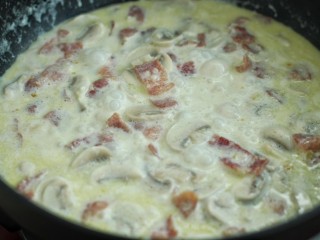 10、奶油蘑菇培根意面,再加入50毫升温水煮开后,改小火煮至粘稠状态